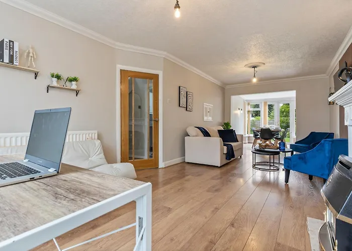 South Birmingham Lux Spacious 3Bedroom House, Sleeps 8 6Beds, - Driveway Fits 2 Vans - Free Parking & Netflix- Nr A45 & Motorway Links Central Location - Perfect For Nec, Jlr, Central Birmingham, Solihull, Airport, Warwickshire Etc!