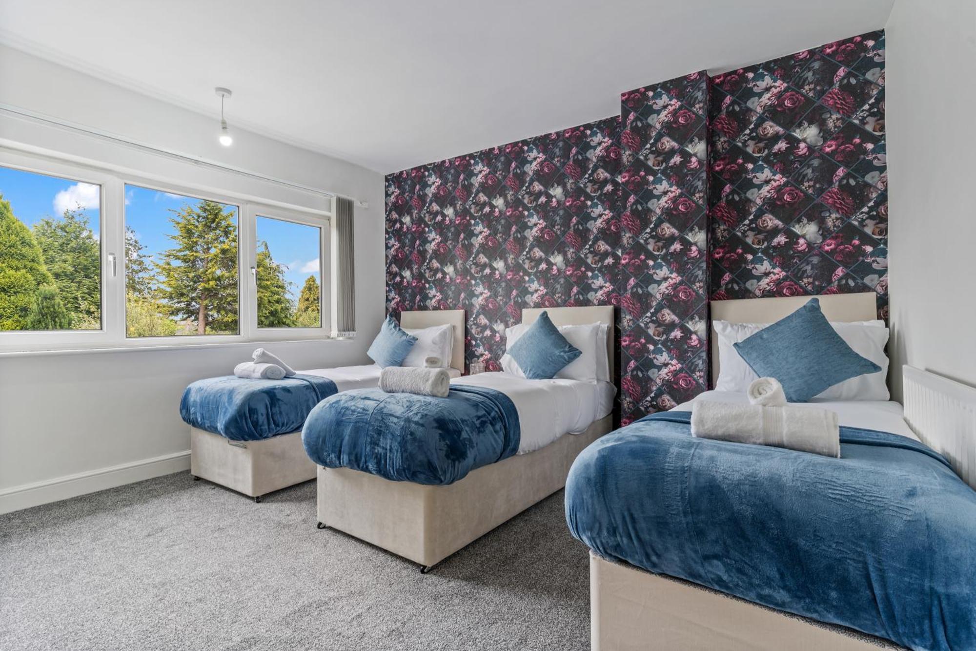 South Lux Spacious 3bedroom House, Sleeps 8 6beds, - Driveway Fits 2 Vans - Free Parking & Netflix- Nr A45 & Motorway Links Location - Perfect For Nec, Jlr, Birmingham, Solihull, Airport, Warwickshire Etc! Holiday home