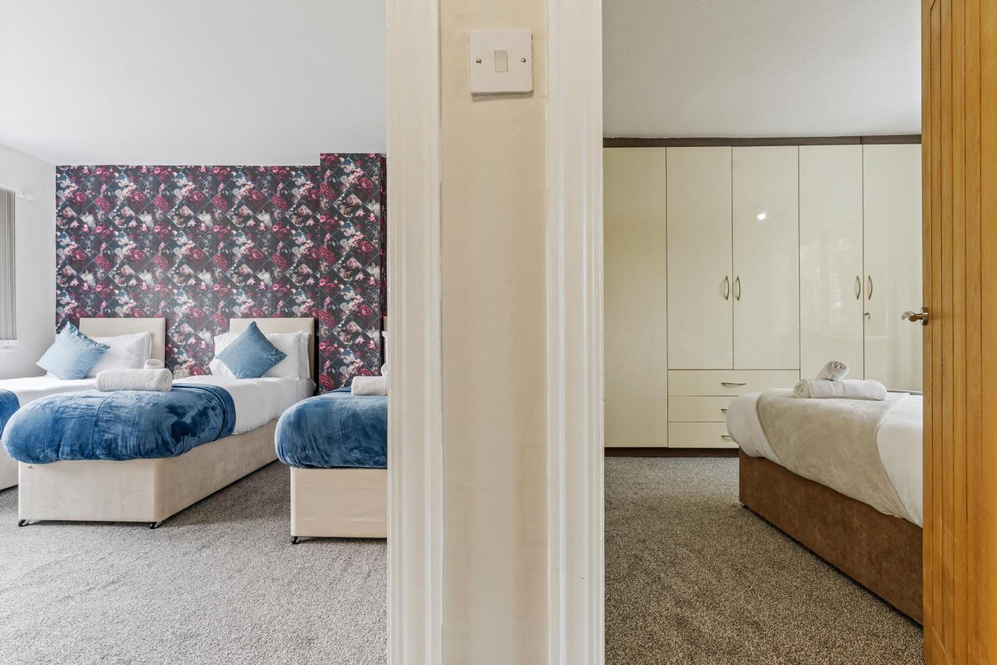 Holiday home South Lux Spacious 3bedroom House, Sleeps 8 6beds, - Driveway Fits 2 Vans - Free Parking & Netflix- Nr A45 & Motorway Links Location - Perfect For Nec, Jlr, Birmingham, Solihull, Airport, Warwickshire Etc! *