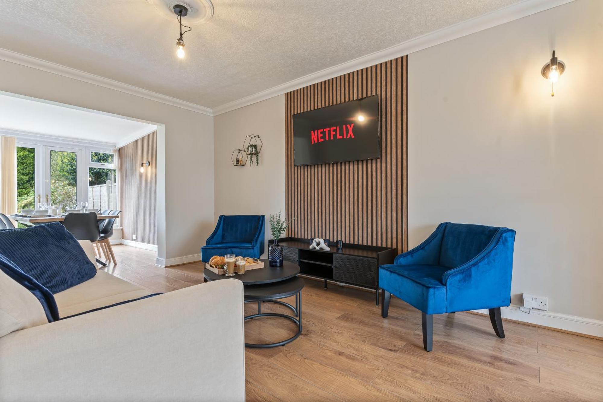 Holiday home South Lux Spacious 3bedroom House, Sleeps 8 6beds, - Driveway Fits 2 Vans - Free Parking & Netflix- Nr A45 & Motorway Links Location - Perfect For Nec, Jlr, Birmingham, Solihull, Airport, Warwickshire Etc! Birmingham