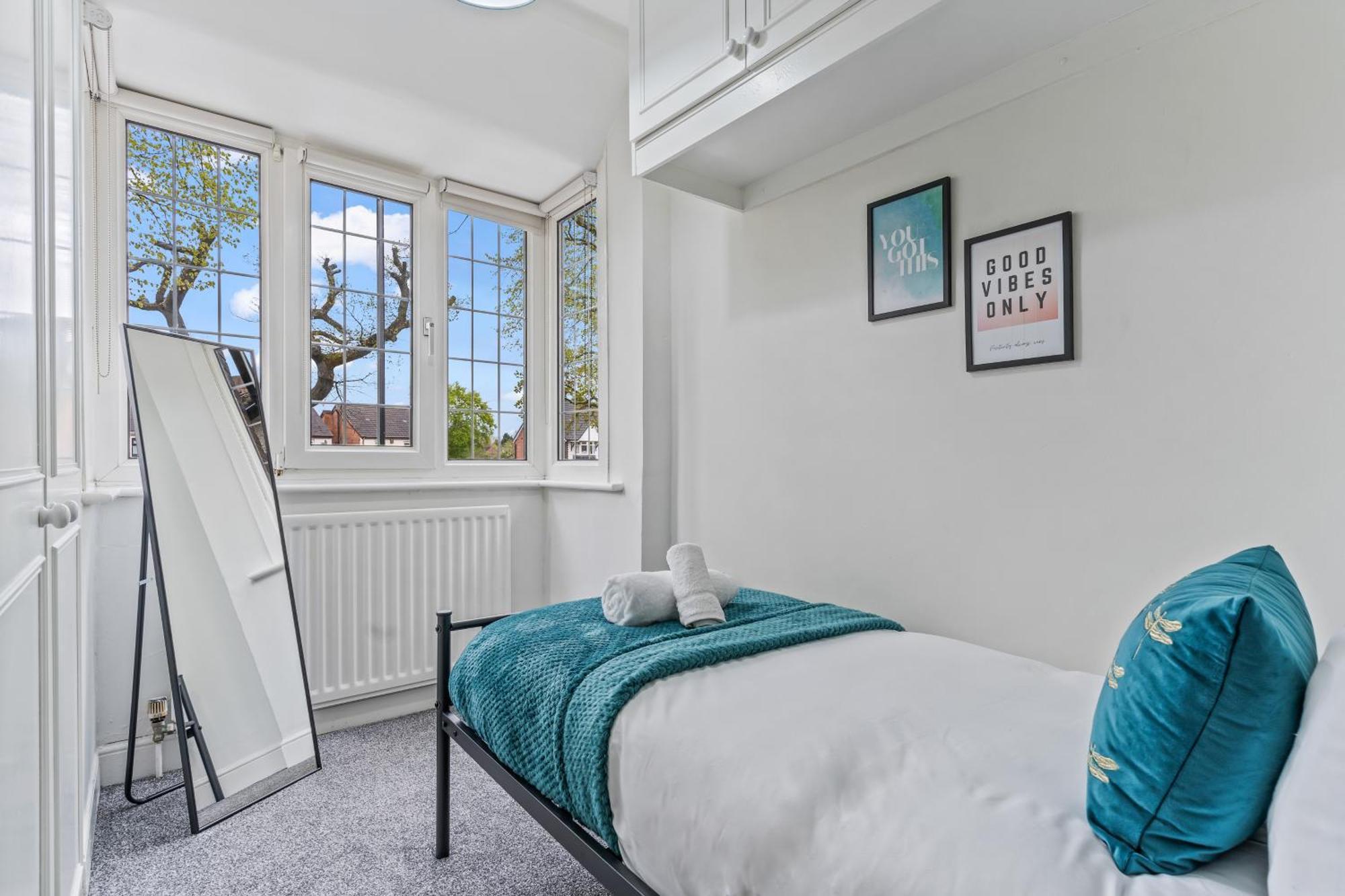 South Lux Spacious 3bedroom House, Sleeps 8 6beds, - Driveway Fits 2 Vans - Free Parking & Netflix- Nr A45 & Motorway Links Location - Perfect For Nec, Jlr, Birmingham, Solihull, Airport, Warwickshire Etc!