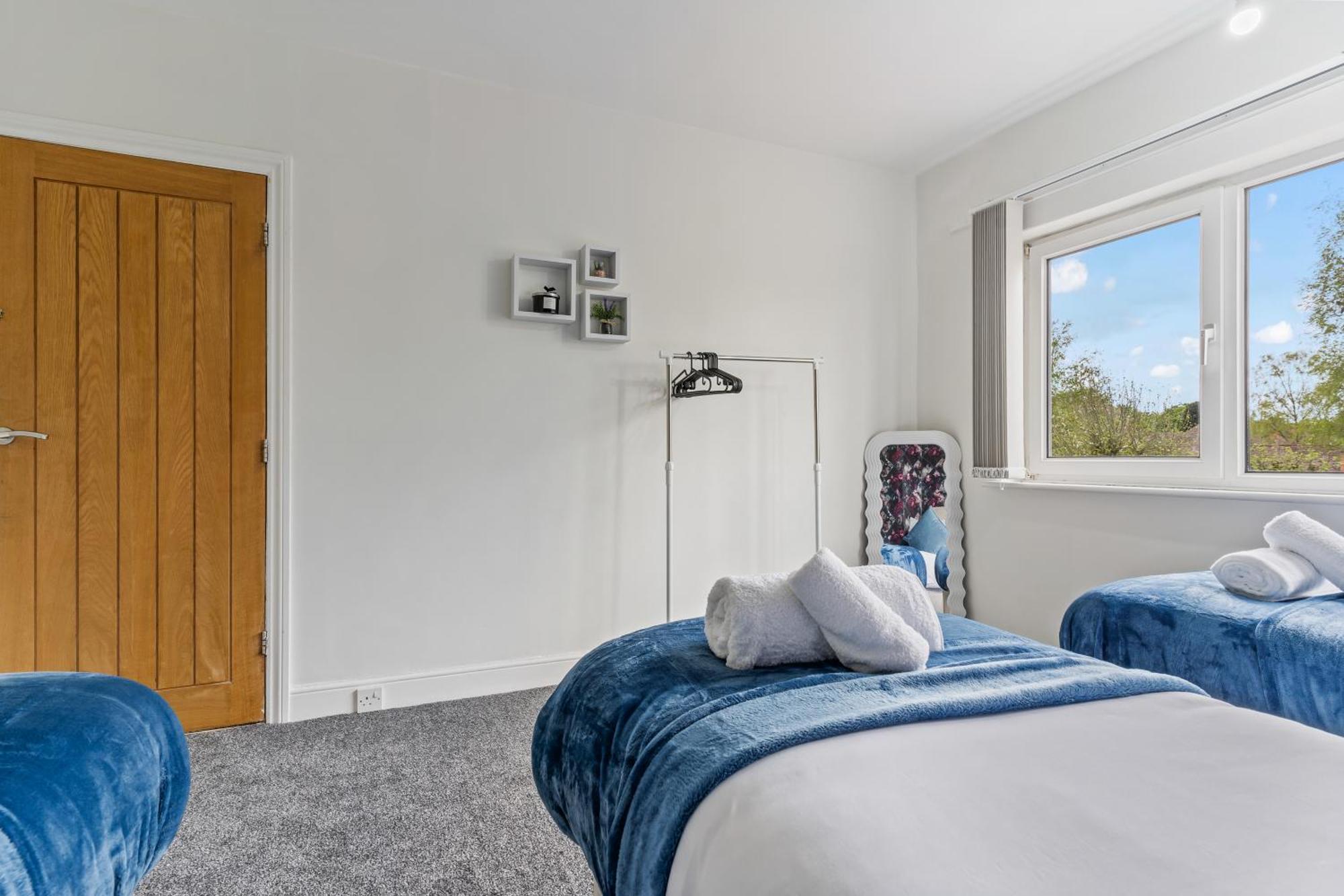Holiday home South Lux Spacious 3bedroom House, Sleeps 8 6beds, - Driveway Fits 2 Vans - Free Parking & Netflix- Nr A45 & Motorway Links Location - Perfect For Nec, Jlr, Birmingham, Solihull, Airport, Warwickshire Etc! Birmingham