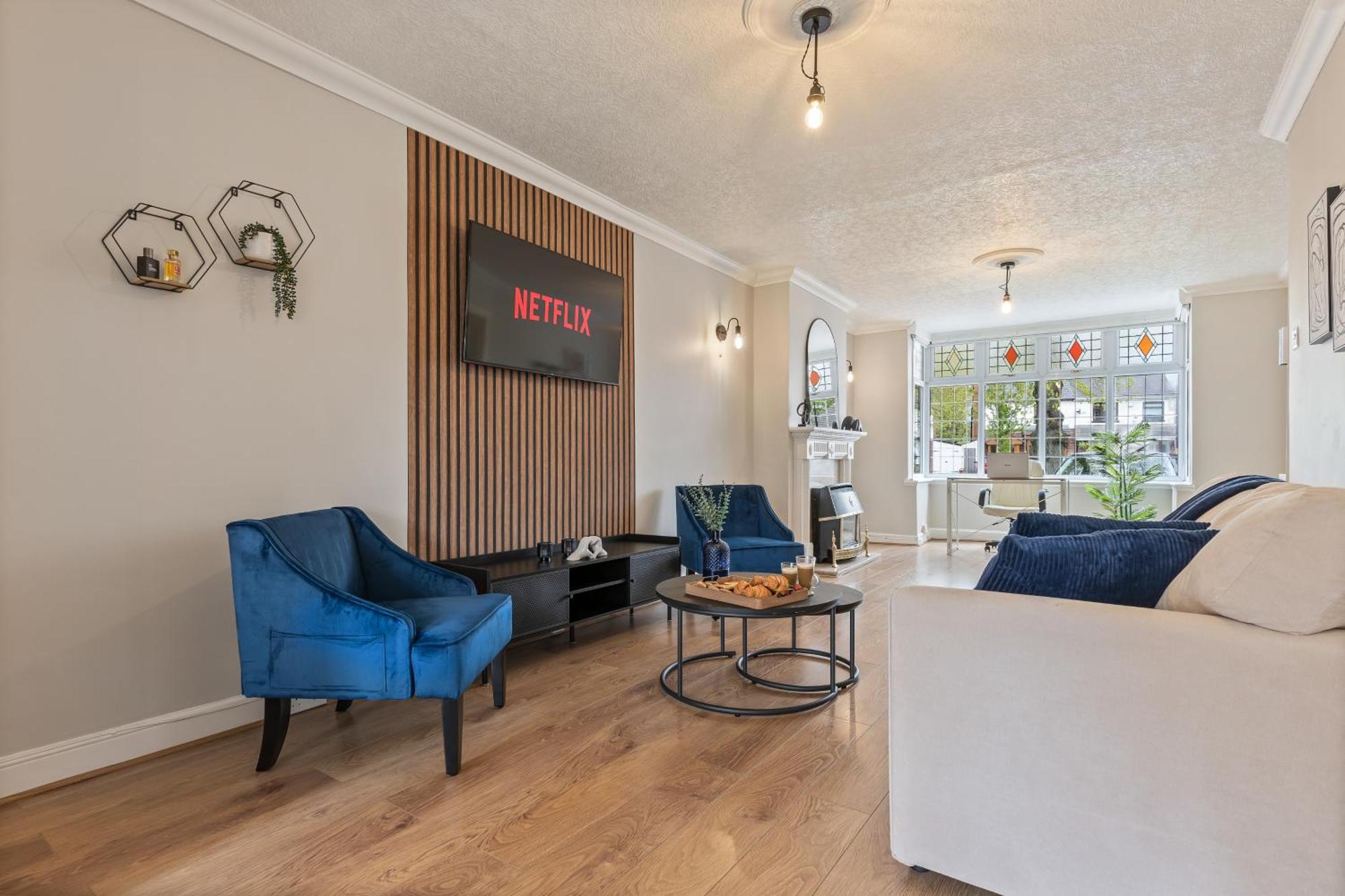 South Lux Spacious 3bedroom House, Sleeps 8 6beds, - Driveway Fits 2 Vans - Free Parking & Netflix- Nr A45 & Motorway Links Location - Perfect For Nec, Jlr, Birmingham, Solihull, Airport, Warwickshire Etc! * Birmingham