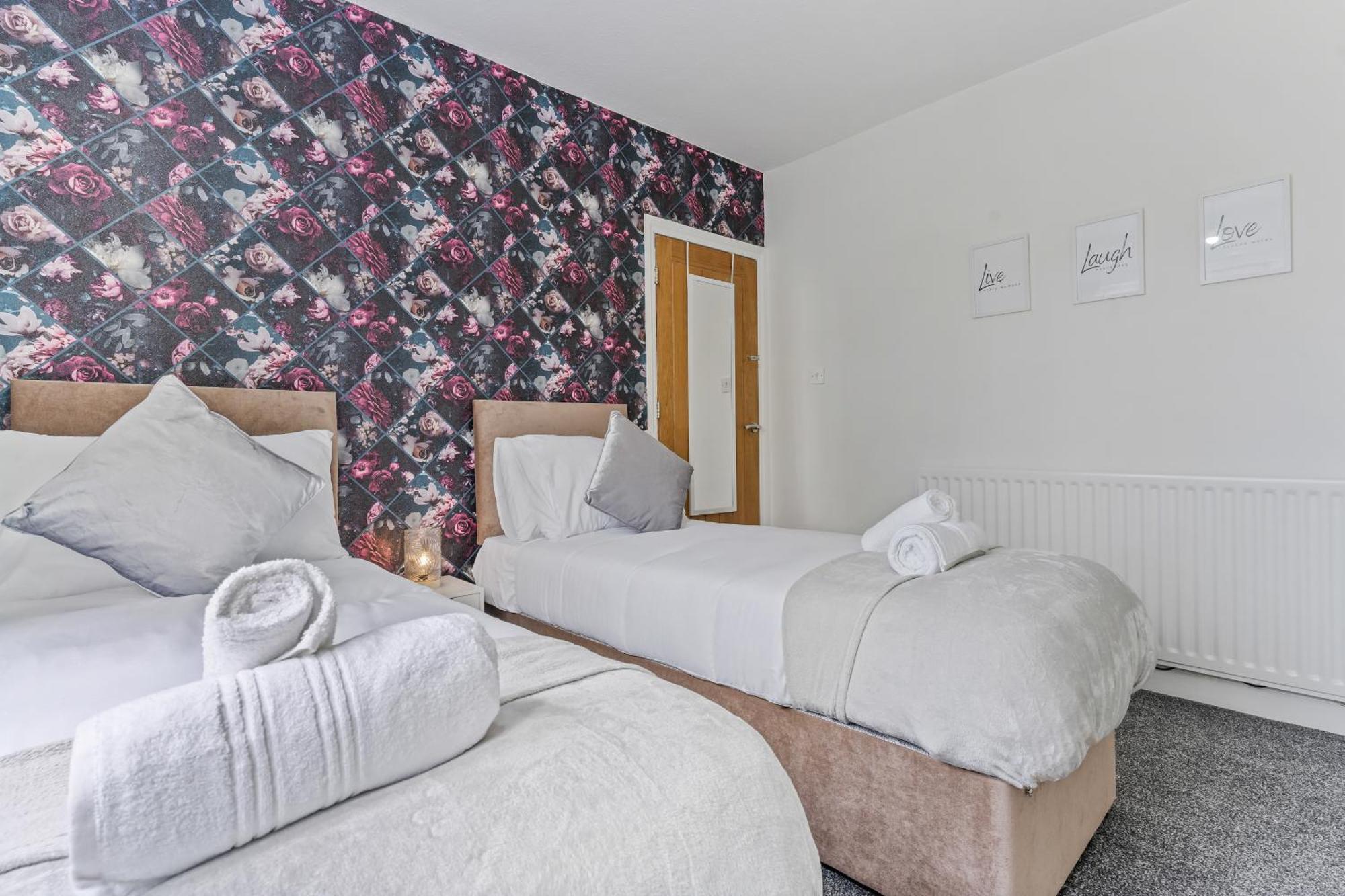 South Lux Spacious 3bedroom House, Sleeps 8 6beds, - Driveway Fits 2 Vans - Free Parking & Netflix- Nr A45 & Motorway Links Location - Perfect For Nec, Jlr, Birmingham, Solihull, Airport, Warwickshire Etc! Holiday home