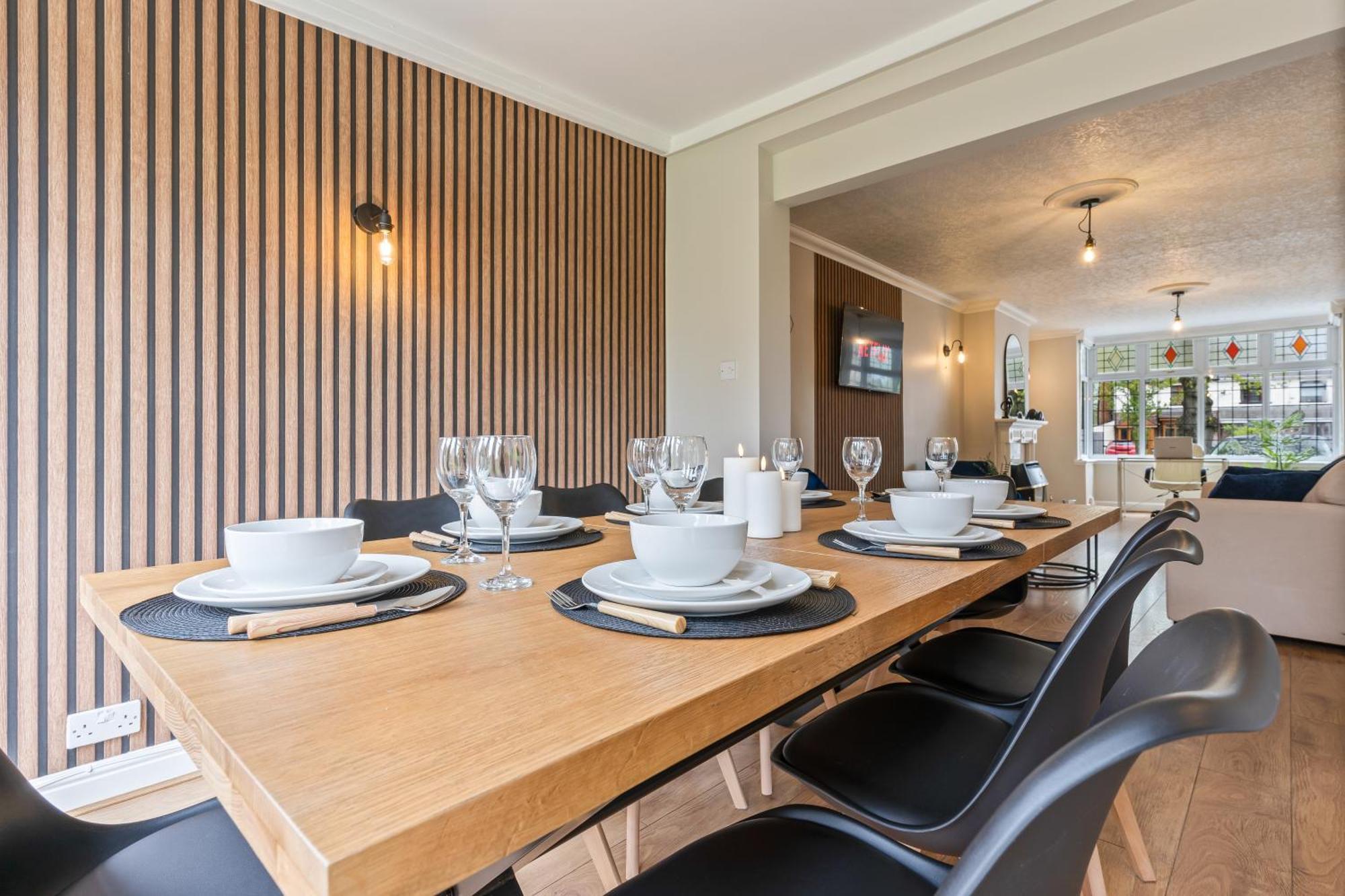 South Lux Spacious 3bedroom House, Sleeps 8 6beds, - Driveway Fits 2 Vans - Free Parking & Netflix- Nr A45 & Motorway Links Location - Perfect For Nec, Jlr, Birmingham, Solihull, Airport, Warwickshire Etc! Holiday home Birmingham