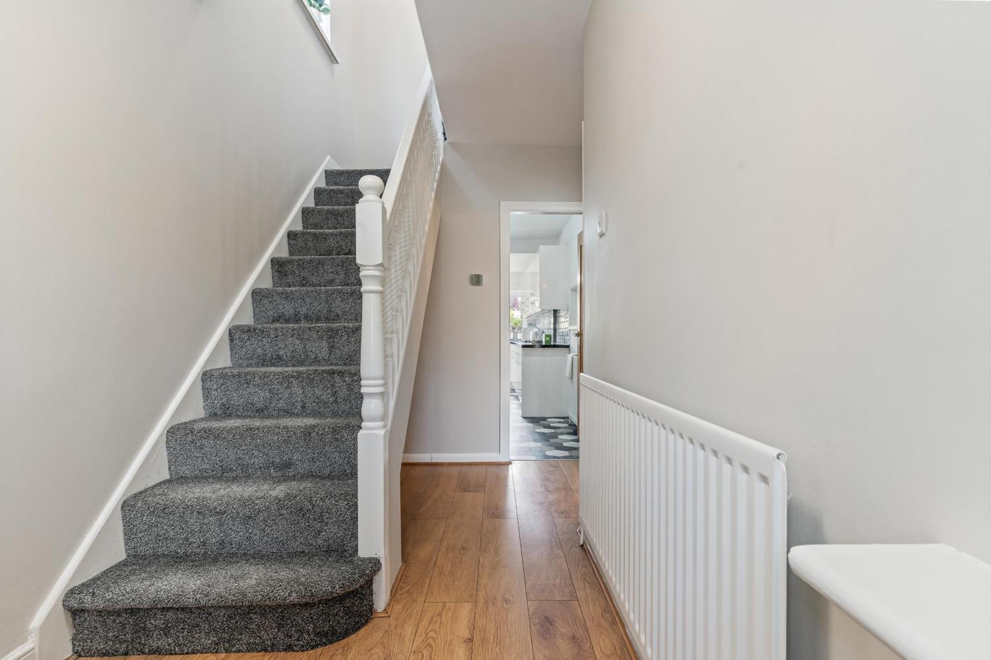 South Lux Spacious 3bedroom House, Sleeps 8 6beds, - Driveway Fits 2 Vans - Free Parking & Netflix- Nr A45 & Motorway Links Location - Perfect For Nec, Jlr, Birmingham, Solihull, Airport, Warwickshire Etc!