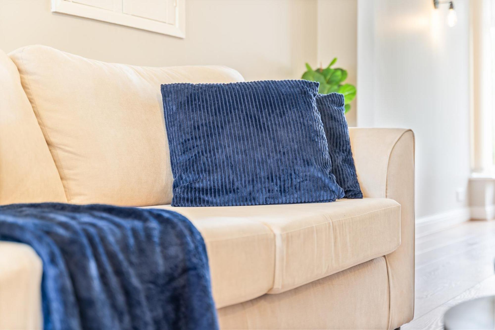 South Lux Spacious 3bedroom House, Sleeps 8 6beds, - Driveway Fits 2 Vans - Free Parking & Netflix- Nr A45 & Motorway Links Location - Perfect For Nec, Jlr, Birmingham, Solihull, Airport, Warwickshire Etc! Birmingham