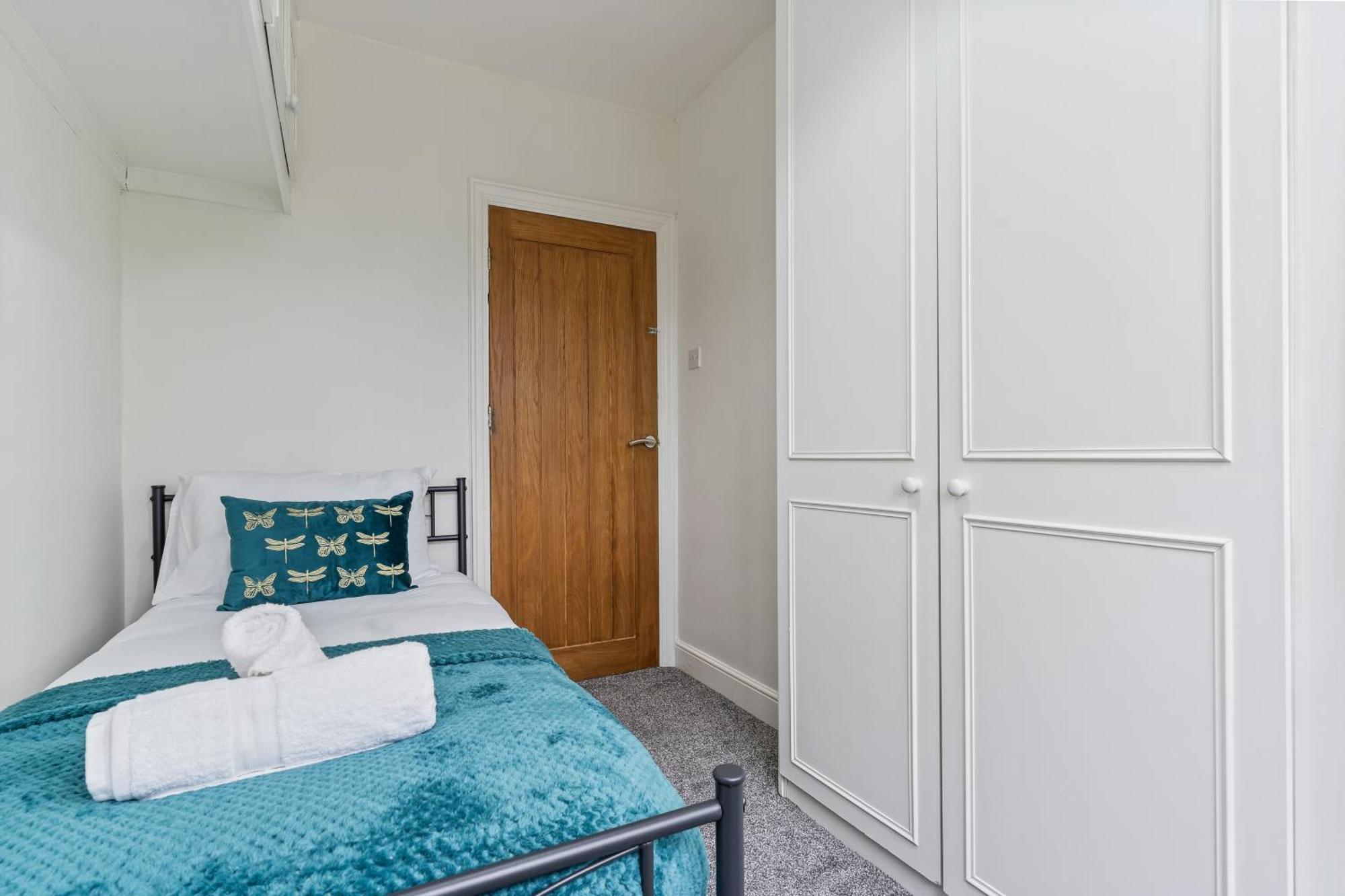 South Lux Spacious 3bedroom House, Sleeps 8 6beds, - Driveway Fits 2 Vans - Free Parking & Netflix- Nr A45 & Motorway Links Location - Perfect For Nec, Jlr, Birmingham, Solihull, Airport, Warwickshire Etc!