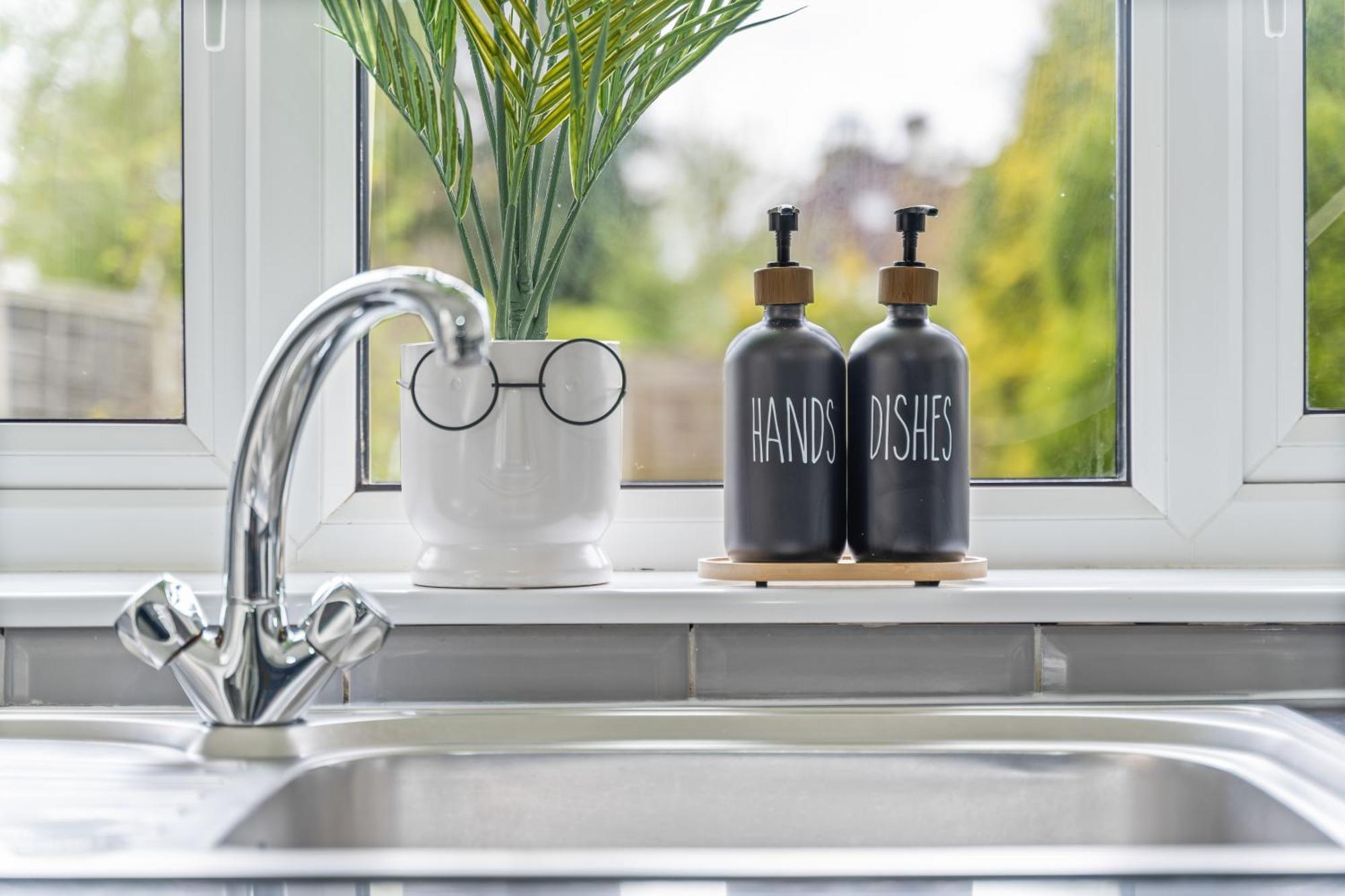 South Lux Spacious 3bedroom House, Sleeps 8 6beds, - Driveway Fits 2 Vans - Free Parking & Netflix- Nr A45 & Motorway Links Location - Perfect For Nec, Jlr, Birmingham, Solihull, Airport, Warwickshire Etc! Holiday home *