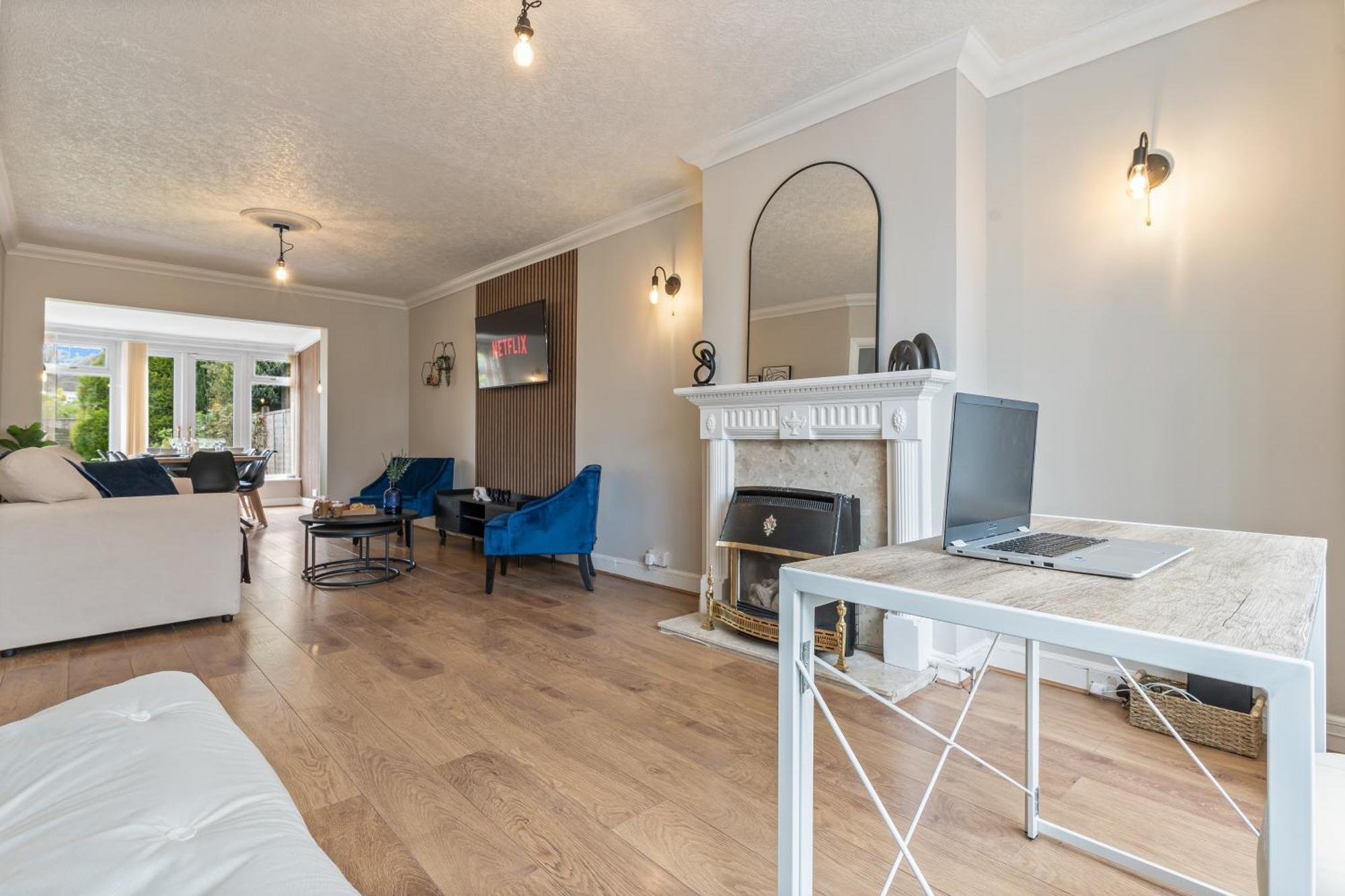 South Lux Spacious 3bedroom House, Sleeps 8 6beds, - Driveway Fits 2 Vans - Free Parking & Netflix- Nr A45 & Motorway Links Location - Perfect For Nec, Jlr, Birmingham, Solihull, Airport, Warwickshire Etc! *
