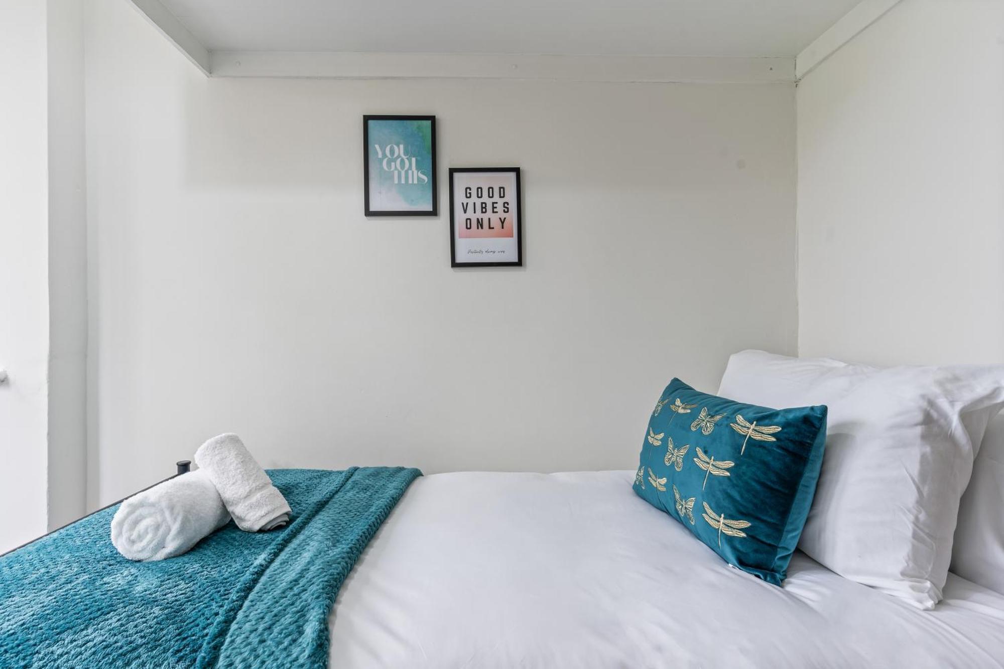 South Lux Spacious 3bedroom House, Sleeps 8 6beds, - Driveway Fits 2 Vans - Free Parking & Netflix- Nr A45 & Motorway Links Location - Perfect For Nec, Jlr, Birmingham, Solihull, Airport, Warwickshire Etc!
