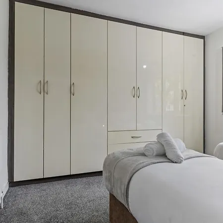 South Birmingham Lux Spacious 3Bedroom House, Sleeps 8 6Beds, - Driveway Fits 2 Vans - Free Parking & Netflix- Nr A45 & Motorway Links Central Location - Perfect For Nec, Jlr, Central Birmingham, Solihull, Airport, Warwickshire Etc! Exterior photo