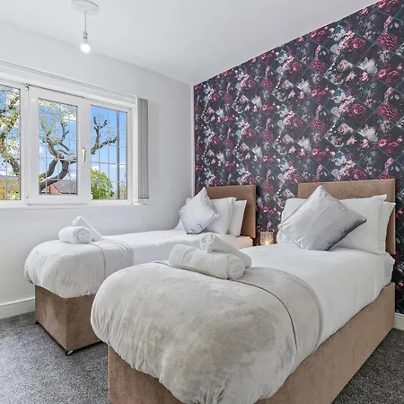South Birmingham Lux Spacious 3Bedroom House, Sleeps 8 6Beds, - Driveway Fits 2 Vans - Free Parking & Netflix- Nr A45 & Motorway Links Central Location - Perfect For Nec, Jlr, Central Birmingham, Solihull, Airport, Warwickshire Etc! Exterior photo