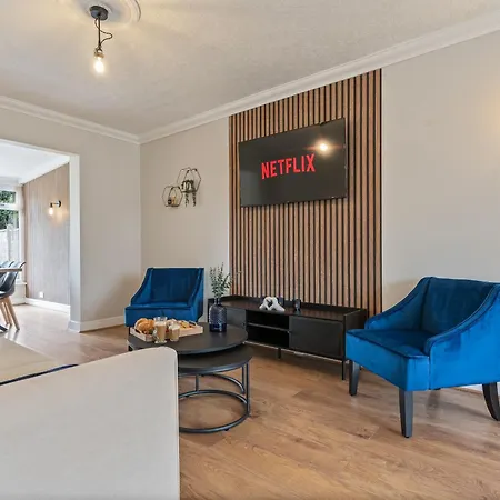 South Birmingham Lux Spacious 3Bedroom House, Sleeps 8 6Beds, - Driveway Fits 2 Vans - Free Parking & Netflix- Nr A45 & Motorway Links Central Location - Perfect For Nec, Jlr, Central Birmingham, Solihull, Airport, Warwickshire Etc! Exterior photo