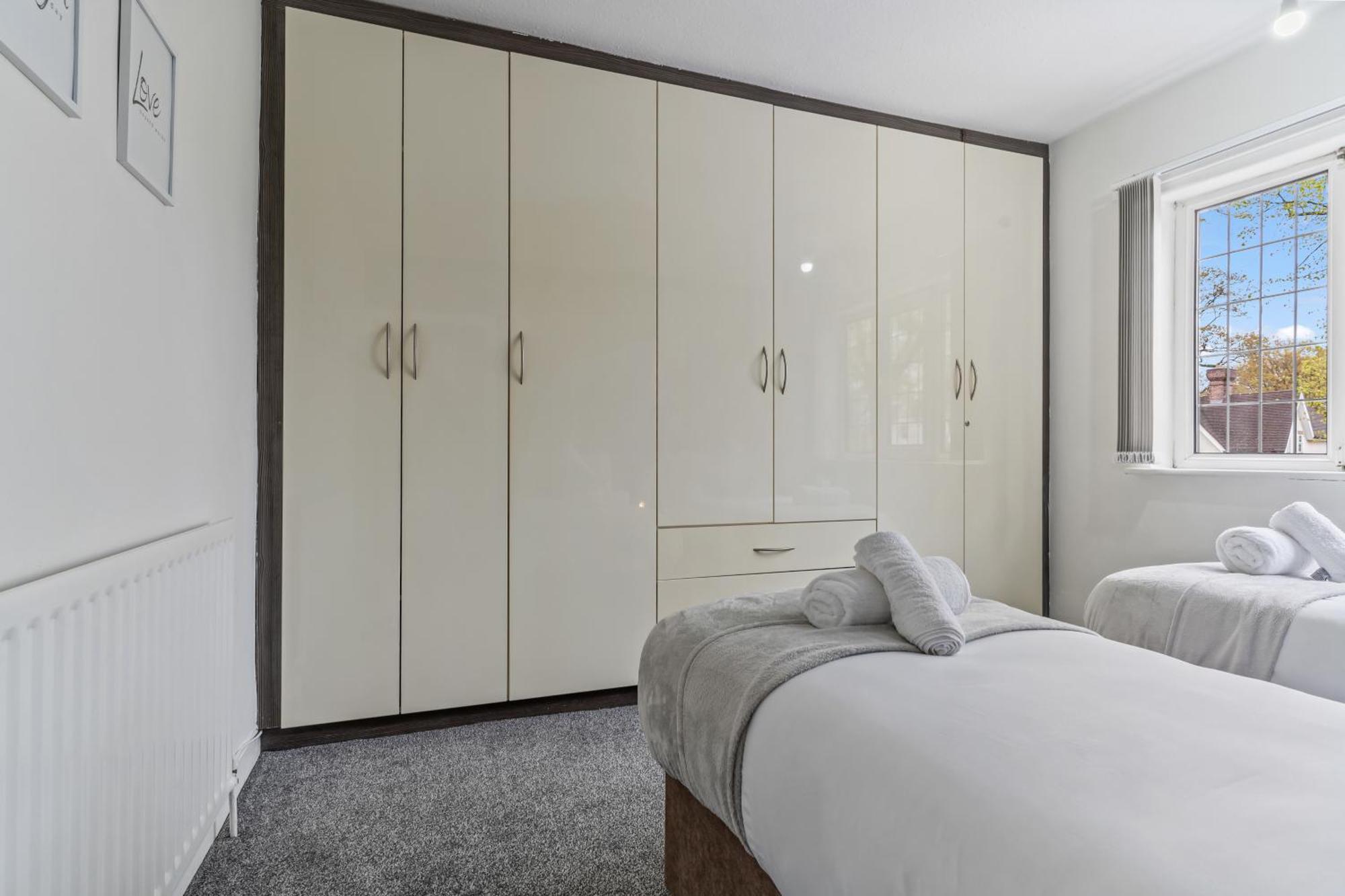 South Lux Spacious 3bedroom House, Sleeps 8 6beds, - Driveway Fits 2 Vans - Free Parking & Netflix- Nr A45 & Motorway Links Location - Perfect For Nec, Jlr, Birmingham, Solihull, Airport, Warwickshire Etc! Holiday home *