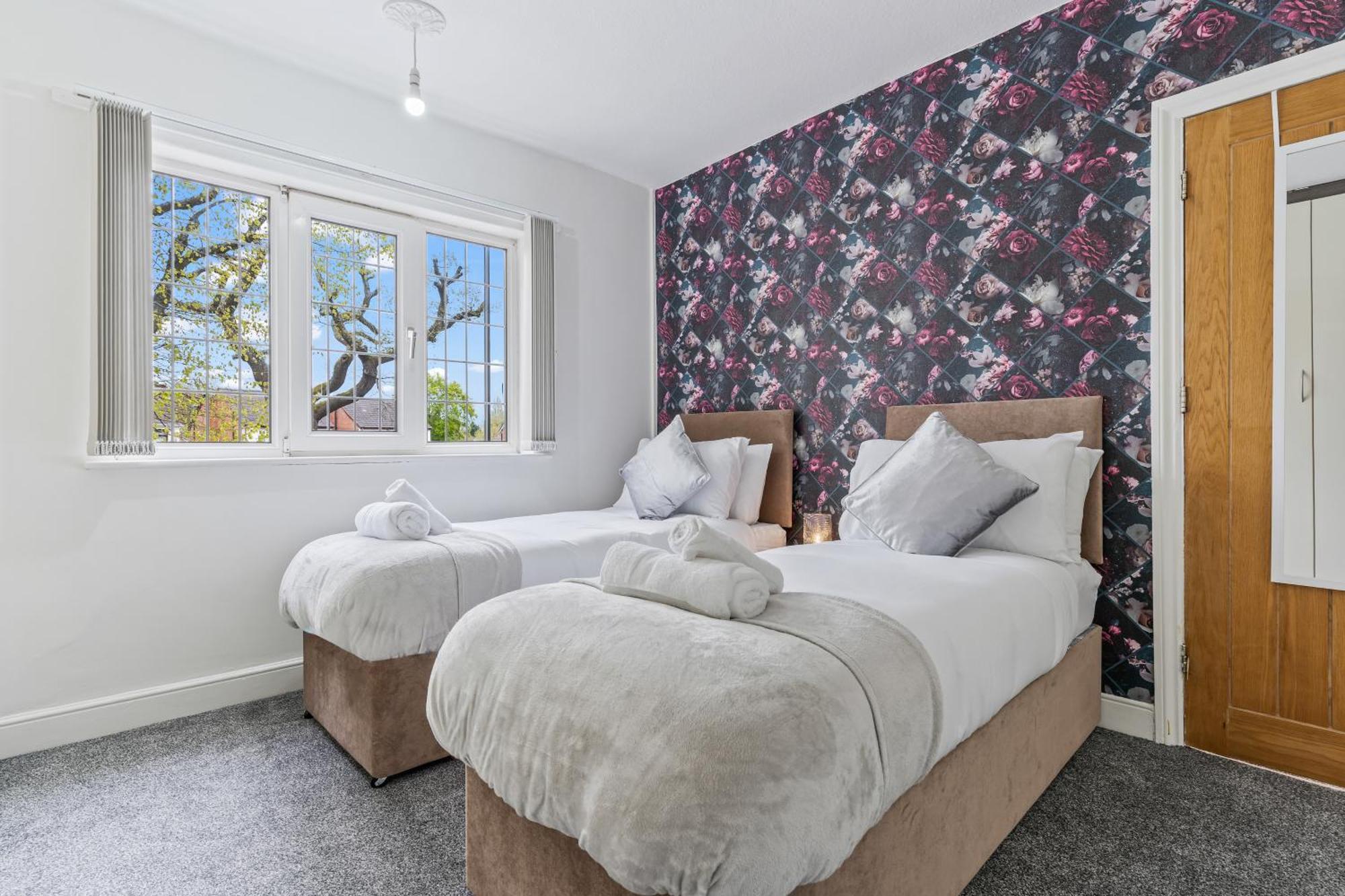South Lux Spacious 3bedroom House, Sleeps 8 6beds, - Driveway Fits 2 Vans - Free Parking & Netflix- Nr A45 & Motorway Links Location - Perfect For Nec, Jlr, Birmingham, Solihull, Airport, Warwickshire Etc! Holiday home *