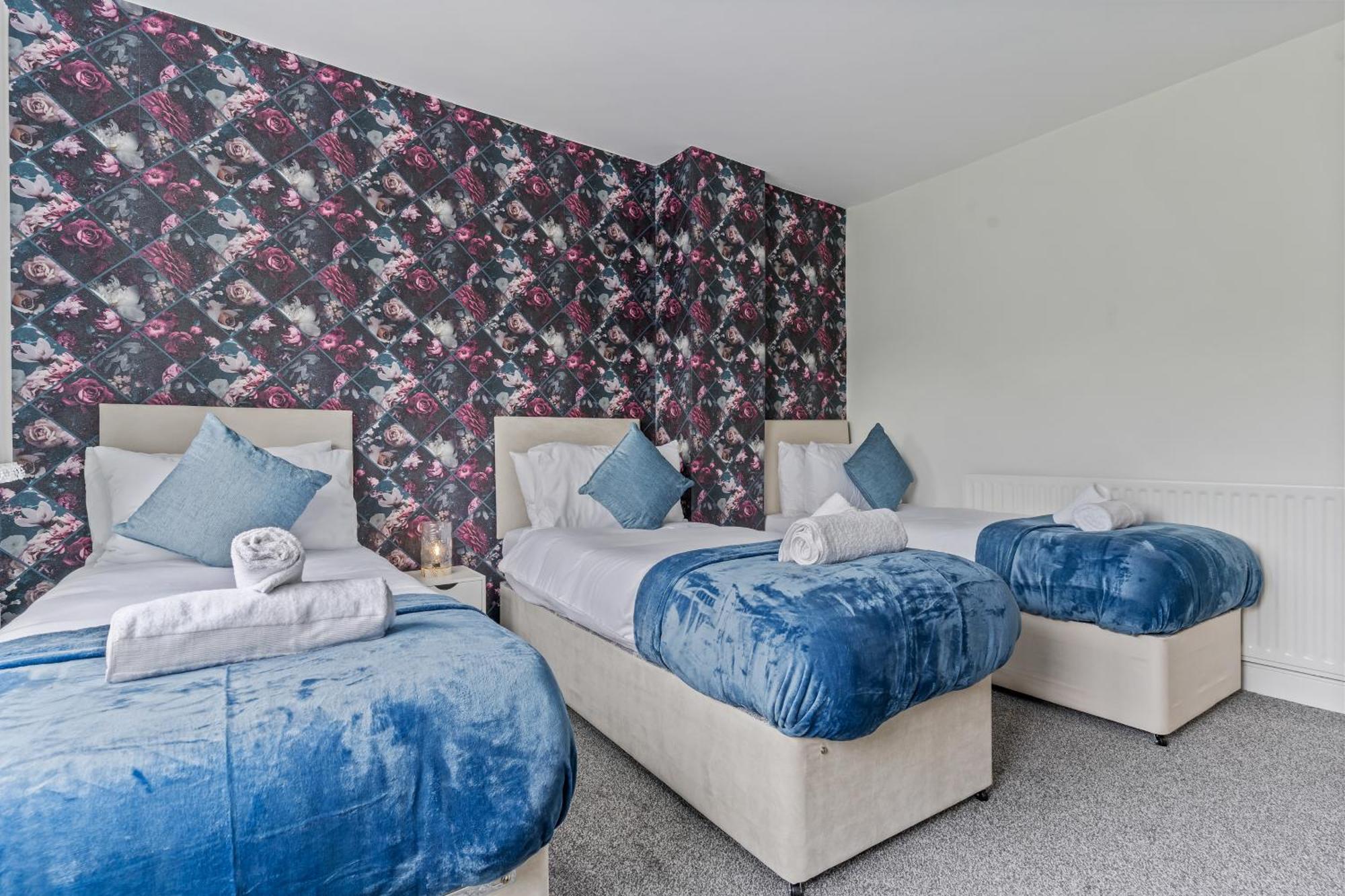 South Lux Spacious 3bedroom House, Sleeps 8 6beds, - Driveway Fits 2 Vans - Free Parking & Netflix- Nr A45 & Motorway Links Location - Perfect For Nec, Jlr, Birmingham, Solihull, Airport, Warwickshire Etc! Birmingham