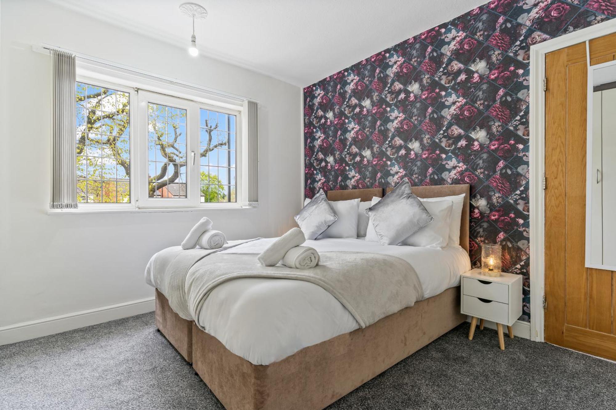 South Lux Spacious 3bedroom House, Sleeps 8 6beds, - Driveway Fits 2 Vans - Free Parking & Netflix- Nr A45 & Motorway Links Location - Perfect For Nec, Jlr, Birmingham, Solihull, Airport, Warwickshire Etc! Holiday home