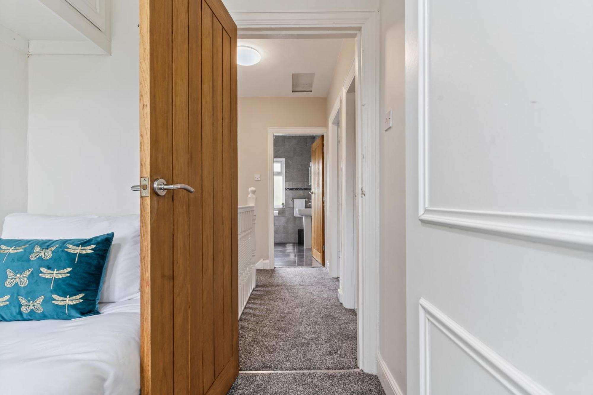 South Lux Spacious 3bedroom House, Sleeps 8 6beds, - Driveway Fits 2 Vans - Free Parking & Netflix- Nr A45 & Motorway Links Location - Perfect For Nec, Jlr, Birmingham, Solihull, Airport, Warwickshire Etc! Holiday home Birmingham