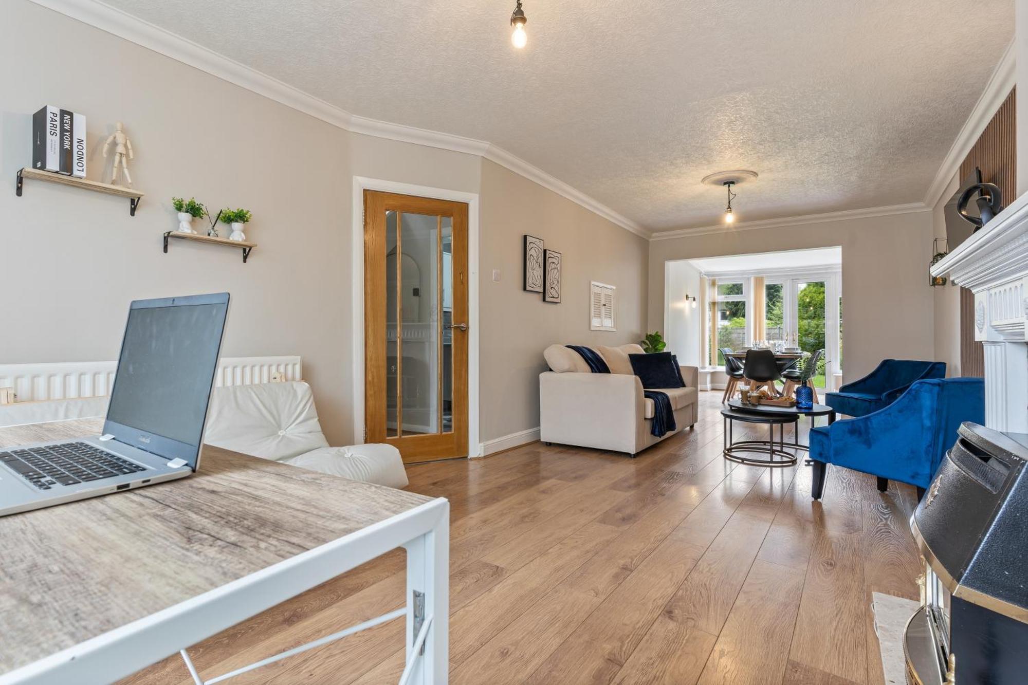 South Lux Spacious 3bedroom House, Sleeps 8 6beds, - Driveway Fits 2 Vans - Free Parking & Netflix- Nr A45 & Motorway Links Location - Perfect For Nec, Jlr, Birmingham, Solihull, Airport, Warwickshire Etc! Holiday home *